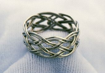 five-lead ring with two strands.