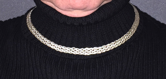 omega_necklace_chin