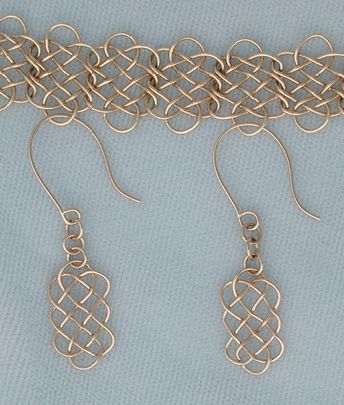 18K prolong knot earrings.